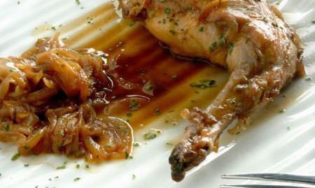 Receta de Muslos de conejo encebollados al vinagre de Jerez 