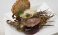 Receta de Mini hamburguesa ibérica con hortalizas crujientes y huevo de codorniz.